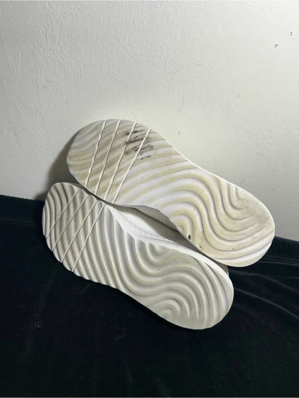 Bob’s Skechers slip in White Knit Sneakers light comfort sz 10